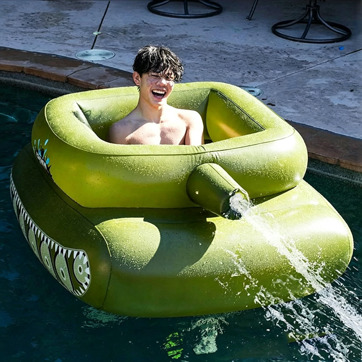 Water tank for inflatable water jet tank